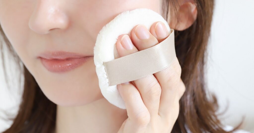 ファンデをつける女性